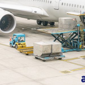 operarios cargando mercancía en un avión