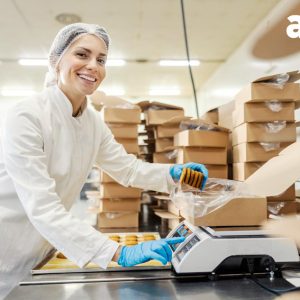 manipuladora de alimentos preparando cajas de galletas
