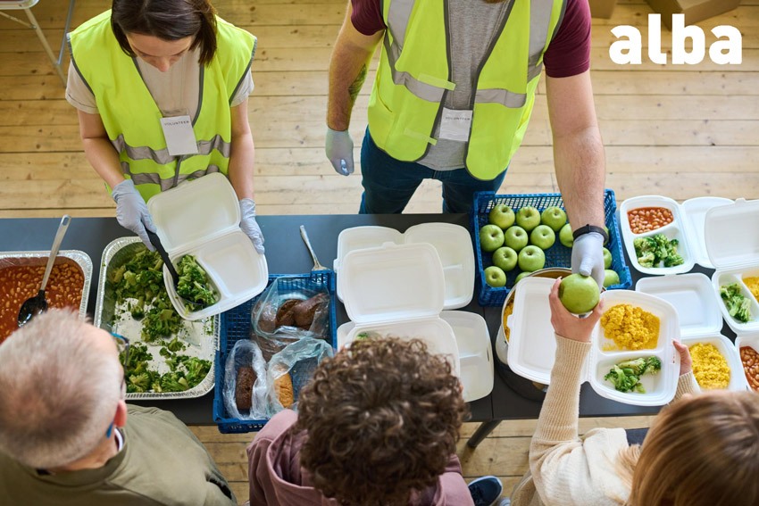 manipuladores de alimentos de un comedor social sirviendo comida