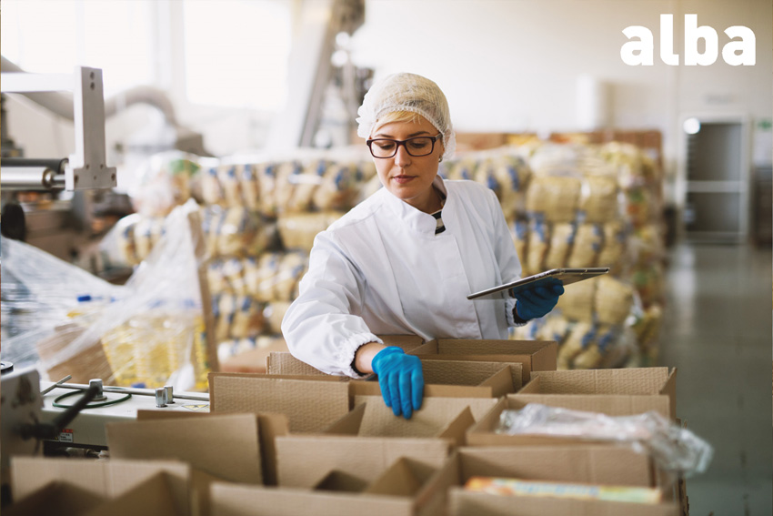 manipuladora de alimentos revisando cajas con comida