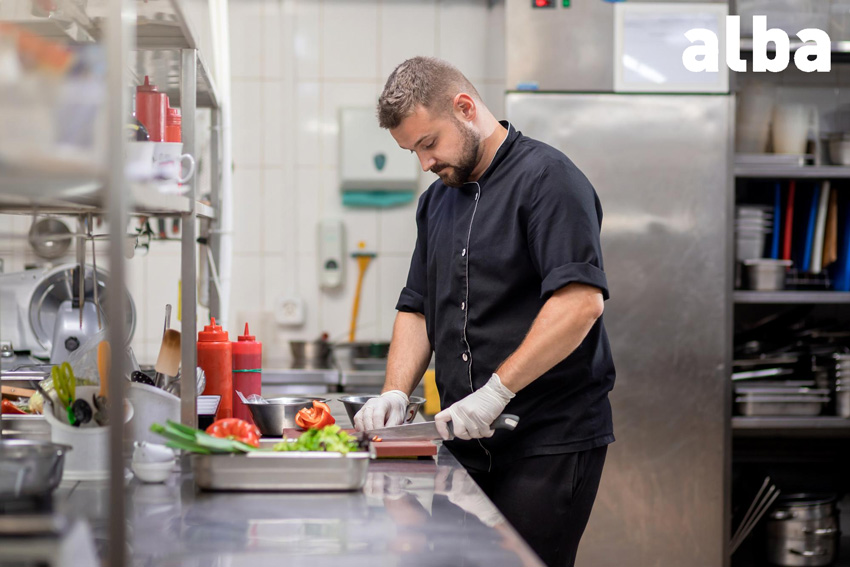 cocinero manipulando alimentos en una cociona