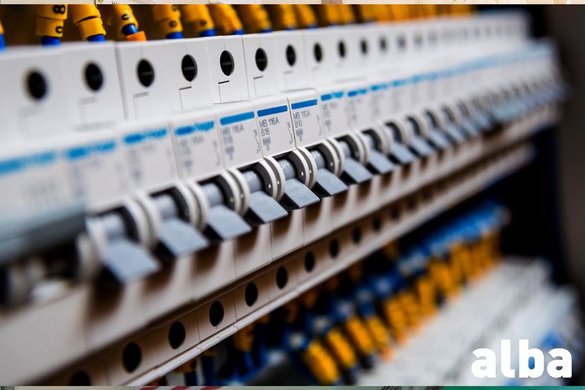 cuadro eléctrico con múltiples interruptores de potencia