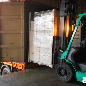 carretillero cargando pallet en camión