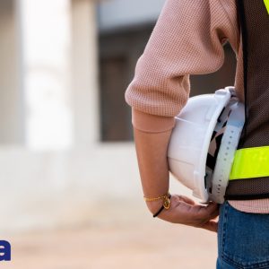 responsable de seguridad y salud en el trabajo de una empresa sujetando un casco de seguridad