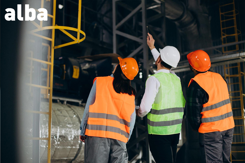 trabajdores de prevención de riesgos laborales analizando el estado de unas instalaciones