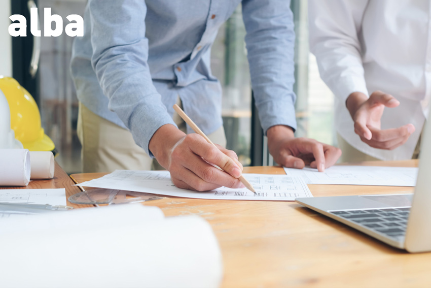 director de seguridad y salud en el trabajo de una empresa haciendo el plan de prevención anual