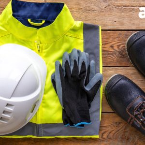 conjunto de equipos epi para pretección del trabajador de riesgos laborales, como chaleco reflectante, casco, guantes y botas de seguridad.