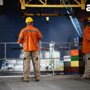 operarios de logística realizando trabajo a turnos en el puerto logístico