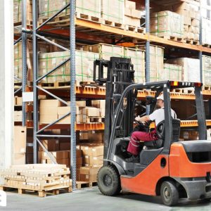 operador de carretilla frontal elevando pallet en almacén