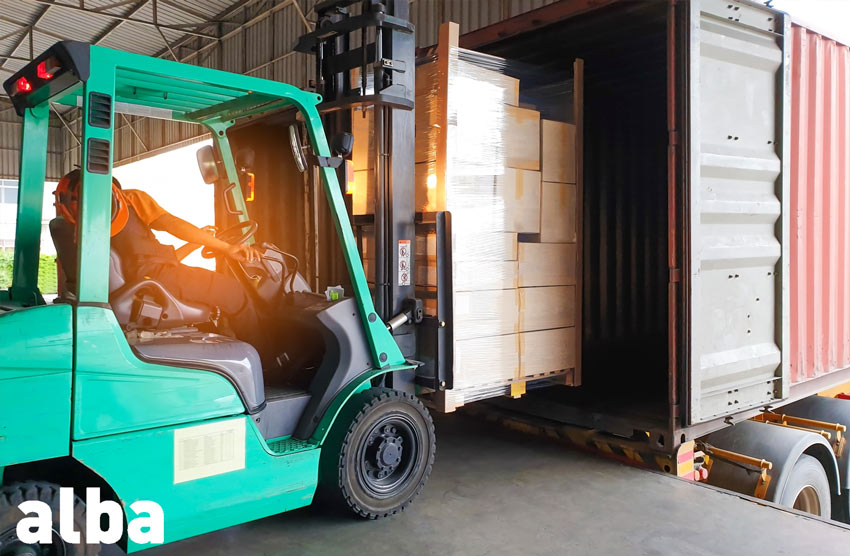 operador de carretilla contrapesada descargando pallet de un camión